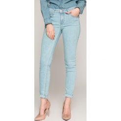 Lee - Jeansy Scarlett. Niebieskie jeansy damskie skinny marki Lee, l, z elastanu. W wyprzedaży za 259,90 zł.