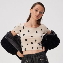 Krótki t-shirt ze wzorem - Beżowy. Brązowe t-shirty damskie Sinsay, s, bez wzorów, bez kołnierzyka. W wyprzedaży za 9,99 zł.