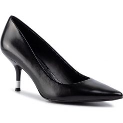 Szpilki CALVIN KLEIN - Ariah B4E1628 Black. Czarne półbuty damskie Calvin Klein, bez wzorów, ze skóry ekologicznej, eleganckie, bez obcasa, na obcasie, bez zapięcia. W wyprzedaży za 279,00 zł.