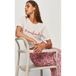 Answear - T-shirt Answear Lab. Białe t-shirty damskie ANSWEAR, s, z aplikacjami, z bawełny, casualowe, z okrągłym kołnierzem. Za 49,90 zł.