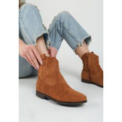 Camelowe Botki Duoki. Brązowe koturny damskie Renee, bez obcasa, na koturnie, bez zapięcia. W wyprzedaży za 134,99 zł.