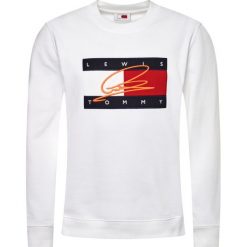 Bluza TOMMY HILFIGER LEWIS HAMILTON MW0MW13722. Białe bluzy męskie TOMMY HILFIGER, xl, bez wzorów, z bawełny, bez kołnierzyka, bez rękawów, bez kaptura. Za 599,00 zł.