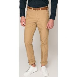 Guess Jeans - Spodnie. Żółte chinosy męskie marki Guess Jeans, m, w paski, z bawełny. W wyprzedaży za 269,90 zł.