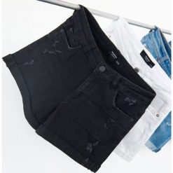 Szorty jeansowe - Czarny. Czarne szorty damskie Reserved, bez wzorów, z jeansu. Za 69,99 zł.
