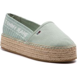 Espadryle TOMMY JEANS - Knit Tommy Jeans Espadrille EN0EN00572 Frosty Green 312. Zielone espadryle damskie Tommy Jeans, bez wzorów, z jeansu, bez obcasa, na płaskiej podeszwie. Za 359,00 zł.