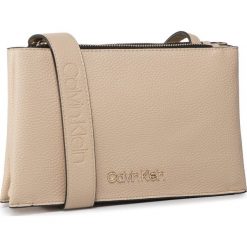 Torebka CALVIN KLEIN - Sided Trio Crossbody K60K606266 Light Sand TDI. Brązowe listonoszki damskie Calvin Klein, bez wzorów, ze skóry ekologicznej, bez dodatków. Za 449,00 zł.