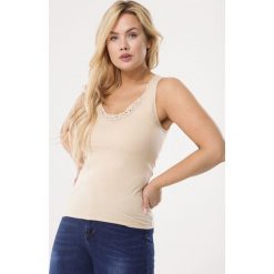 Beżowa Koszulka Hardiness. Brązowe bluzki damskie marki Born2be, xl, w koronkowe wzory, z dzianiny, bez rękawów. Za 19,99 zł.