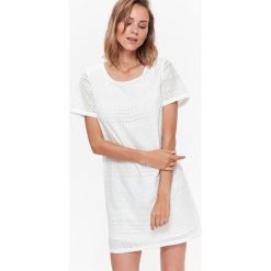 Mini sukienka z koronki. Białe sukienki damskie Top Secret, na lato, w koronkowe wzory, z koronki, eleganckie, bez kołnierzyka, z krótkim rękawem, krótkie, mini, dopasowane. W wyprzedaży za 99,99 zł.