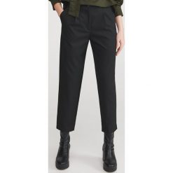 Spodnie chino - Czarny. Czarne spodnie damskie Reserved. Za 139,99 zł.