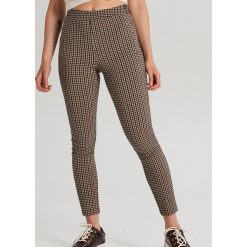 Spodnie chino slim z wysoką talią - Beżowy. Brązowe spodnie damskie Cropp. W wyprzedaży za 39,99 zł.