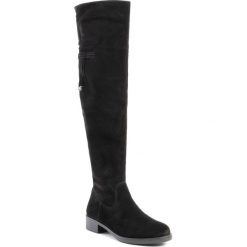 Muszkieterki TAMARIS - 1-25537-23 Black 001. Czarne kozaki damskie Tamaris, z zamszu, bez obcasa, bez zapięcia. W wyprzedaży za 249,00 zł.