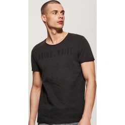 T-shirt z nadrukiem - Szary. Szare t-shirty damskie House, s, z nadrukiem. W wyprzedaży za 25,99 zł.