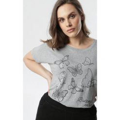 Szara Bluzka Quadejah. Szare bluzki damskie Born2be, xl, z aplikacjami, z dzianiny, z okrągłym kołnierzem, z krótkim rękawem. Za 39,99 zł.