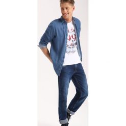 KOSZULA DŁUGI RĘKAW MĘSKA REGULAR FIT. Niebieskie koszule męskie Top Secret, na lato, m, bez wzorów, z jeansu, eleganckie, bez kołnierzyka, z długim rękawem. W wyprzedaży za 39,99 zł.