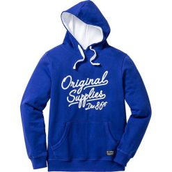 Bluza z kapturem i nadrukiem Regular Fit bonprix szafirowy. Niebieskie bejsbolówki męskie bonprix, l, z nadrukiem, z kapturem. Za 79,99 zł.