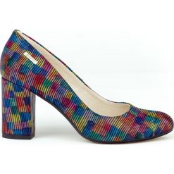 Wzorzyste czółenka na obcasie - skóra naturalna - model 042 - kolor kwadraty. Szare czółenka damskie Zapato, w kolorowe wzory, z jeansu, z okrągłym noskiem. W wyprzedaży za 224,25 zł.