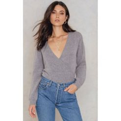 NA-KD Trend Sweter z kopertowym dekoltem - Grey. Szare swetry klasyczne damskie NA-KD Trend, z elastanu. Za 121,95 zł.