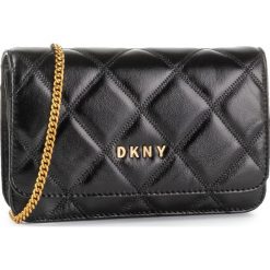 Torebka DKNY - Sofia Md Flp Cbody D R93ERE22 Blk/Gold BGD. Czarne torebki klasyczne damskie DKNY, z aplikacjami, ze skóry, wizytowe, zdobione, bez dodatków. W wyprzedaży za 539,00 zł.