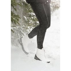 Białe Śniegowce In Winter. Białe śniegowce damskie marki vices, za kostkę, na zamek. Za 99,99 zł.