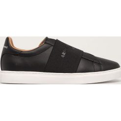 Armani Exchange - Buty. Białe sneakersy męskie Armani Exchange, z okrągłym noskiem, bez zapięcia. W wyprzedaży za 499,90 zł.