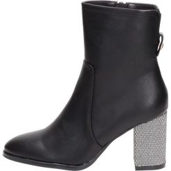 Czarne botki damskie SERGIO LEONE BT524 PU. Czarne botki damskie Sergio Leone, klasyczne, na wysokim obcasie, na obcasie, bez zapięcia. W wyprzedaży za 139,00 zł.