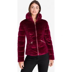 Guess Teoma Kurtka Czerwony. Czerwone kurtki damskie Guess, na jesień, xs, z aplikacjami, z poliesteru. Za 702,95 zł.