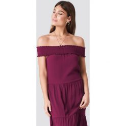 NA-KD Boho Sukienka z odkrytymi ramionami - Red. Różowe sukienki boho marki NA-KD Boho, z falbankami, midi. W wyprzedaży za 80,98 zł.