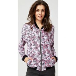 Kurtka typu bomber. Różowe kurtki damskie Moodo, xs, w kwiaty, z elastanu, długie, bez kaptura. Za 39,99 zł.