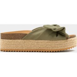 Klapki z kokardą. Klapki damskie Pull&Bear. Za 96,90 zł.
