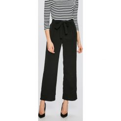 Vero Moda - Spodnie Clyhn. Czarne spodnie damskie marki Vero Moda, s, bez wzorów, z poliesteru, casualowe. W wyprzedaży za 89,90 zł.
