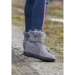 Szare Botki Dangerously. Szare koturny damskie Born2be, z okrągłym noskiem, bez obcasa, na koturnie, z paskami. Za 79,99 zł.