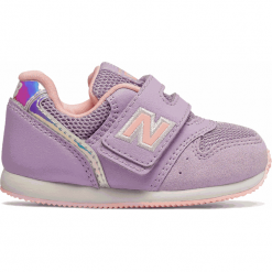 New Balance IV996M1. Różowe buciki niemowlęce New Balance, z materiału, bez zapięcia. Za 199,99 zł.