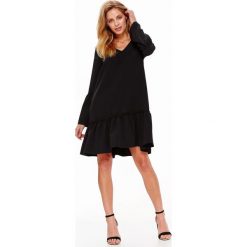 SUKIENKA CZARNA W MODNYM FASONIE OVERSIZE Z FALBANAMI. Czarne sukienki damskie Top Secret, na co dzień, na lato, bez wzorów, z dzianiny, z dekoltem w serek, z długim rękawem, długie, oversize. W wyprzedaży za 99,99 zł.