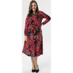 Czarno-Czerwona Sukienka Garcia. Czarne sukienki damskie Born2be, xl, z nadrukiem, z tkaniny, eleganckie, z wykładanym kołnierzem, z długim rękawem, długie, midi, rozkloszowane. Za 79,99 zł.