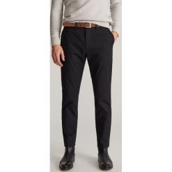 Spodnie chino z paskiem - Czarny. Czarne spodnie męskie Reserved, m, bez wzorów. Za 149,99 zł.