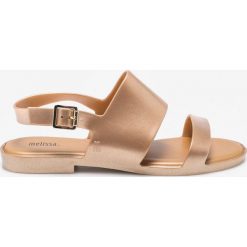 Melissa - Sandały. Żółte klapki damskie Melissa, bez wzorów, z gumy, bez obcasa, na obcasie. W wyprzedaży za 159,90 zł.