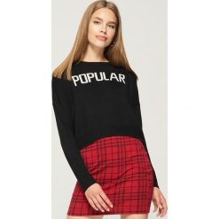 Krótki sweter z napisem - Czarny. Czarne swetry klasyczne damskie Sinsay, l. W wyprzedaży za 19,99 zł.