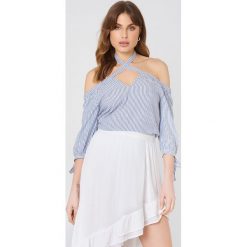Debiflue x NA-KD Top z wiązanym rękawem - Blue,Multicolor. Niebieskie topy damskie marki Debiflue x NA-KD, bez wzorów, z bawełny, bez kołnierzyka. W wyprzedaży za 66,97 zł.