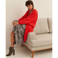 KARDIGAN DŁUGI RĘKAW DAMSKI LUŹNY. Pomarańczowe swetry damskie Top Secret, na zimę, xl, bez wzorów, z dzianiny, eleganckie, z długim rękawem, długie, bez kaptura. W wyprzedaży za 59,99 zł.