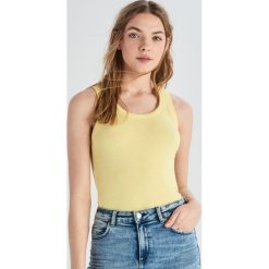 Bawełniany tank top - Żółty. Żółte topy damskie Sinsay, xl, bez wzorów, z bawełny, bez kołnierzyka. Za 7,99 zł.