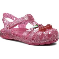 Sandały CROCS - Isabella Novelty Sandal 204529 Vibrant Pink. Różowe sandały dziewczęce Crocs, z tworzywa sztucznego, z paskami. W wyprzedaży za 139,00 zł.