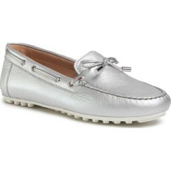 Mokasyny GEOX - D Leelyan A D724RA 000CF C1007 Silver. Szare mokasyny damskie Geox, na co dzień, bez wzorów, ze skóry, bez obcasa, na płaskiej podeszwie, bez zapięcia. W wyprzedaży za 339,00 zł.