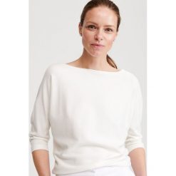 Sweter z dekoltem w łódkę - Kremowy. Białe swetry damskie Reserved, s, bez wzorów, bez rękawów, bez kaptura. W wyprzedaży za 29,99 zł.