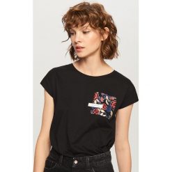 T-shirt z ozdobną kieszonką - Czarny. Czarne t-shirty damskie Reserved, l. Za 29,99 zł.