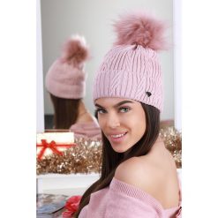 Czapka SILMONA PINK. Różowe czapki damskie Czapka SILMONA PINK, na zimę, bez wzorów. W wyprzedaży za 29,00 zł.