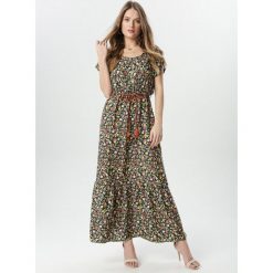 Czarna Sukienka Nahlei. Czarne sukienki damskie Born2be, s, w kwiaty, z materiału, bez kołnierzyka, z krótkim rękawem, krótkie, midi, rozkloszowane. Za 89,99 zł.