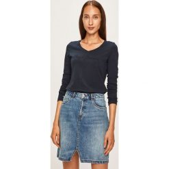 Pepe Jeans - Longsleeve Mackenzie. Białe bluzki damskie Pepe Jeans, s, z aplikacjami, z elastanu, bez kołnierzyka. W wyprzedaży za 89,90 zł.