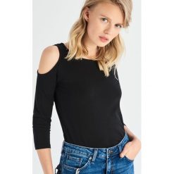 Bluzka cold shoulder - Czarny. Czarne bluzki damskie Sinsay, s, bez wzorów, bez kołnierzyka, bez rękawów. Za 14,99 zł.
