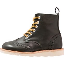 Young Soles SIDNEY Botki sznurowane hunter green. Zielone botki damskie skórzane marki Young Soles. W wyprzedaży za 311,40 zł.