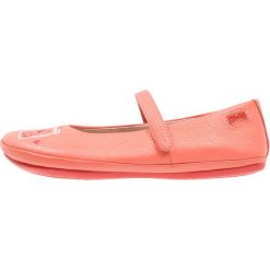 Camper TWINS Baleriny z zapięciem medium pink. Czerwone baleriny damskie Camper, ze skóry ekologicznej. Za 339,00 zł.